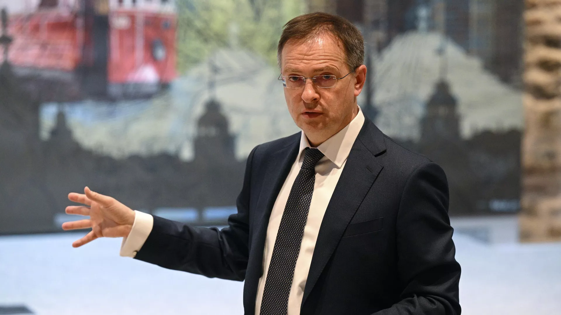 Песков назвал угрозы семье Мединского от украинских радикалов вопиющими
