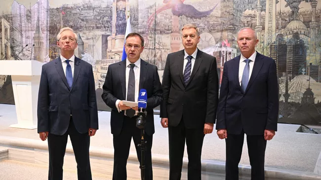 Помощник президента РФ Владимир Мединский во время заявления российской делегации по итогам переговоров России и Украины в Стамбуле