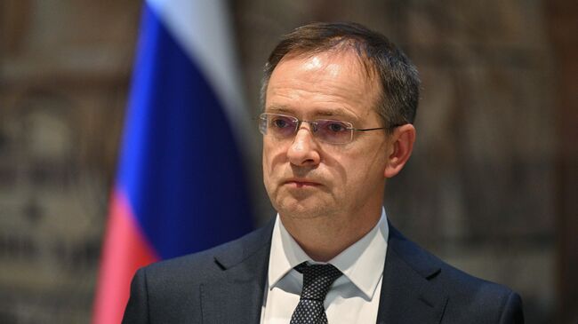 Помощник президента РФ Владимир Мединский во время заявления российской делегации по итогам переговоров России и Украины в Стамбуле