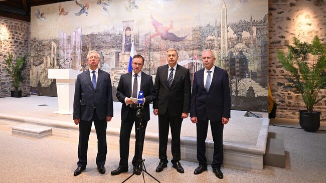 Помощник президента РФ Владимир Мединский во время заявления российской делегации по итогам переговоров России и Украины в Стамбуле. 16 мая 2025