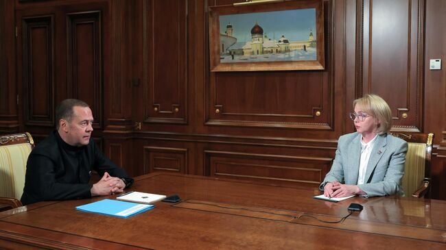 Заместитель председателя Совета безопасности РФ Дмитрий Медведев и врио губернатора Ненецкого автономного округа Ирина Гехт во время встречи. 16 мая 2025 Заместитель председателя Совета безопасности РФ Дмитрий Медведев и врио губернатора Ненецкого автономного округа Ирина Гехт во время встречи. 16 мая 2025