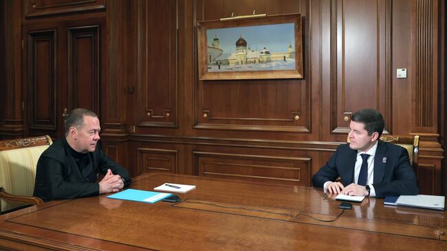 Заместитель председателя Совета безопасности РФ Дмитрий Медведев и губернатор Ямало-Ненецкого автономного округа Дмитрий Артюхов во время встречи. 16 мая 2025