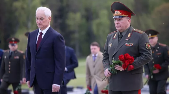 Министр обороны РФ Андрей Белоусов и российская военная делегация посетили в пригороде Минска мемориальный комплекс Хатынь. 16 мая 2025
