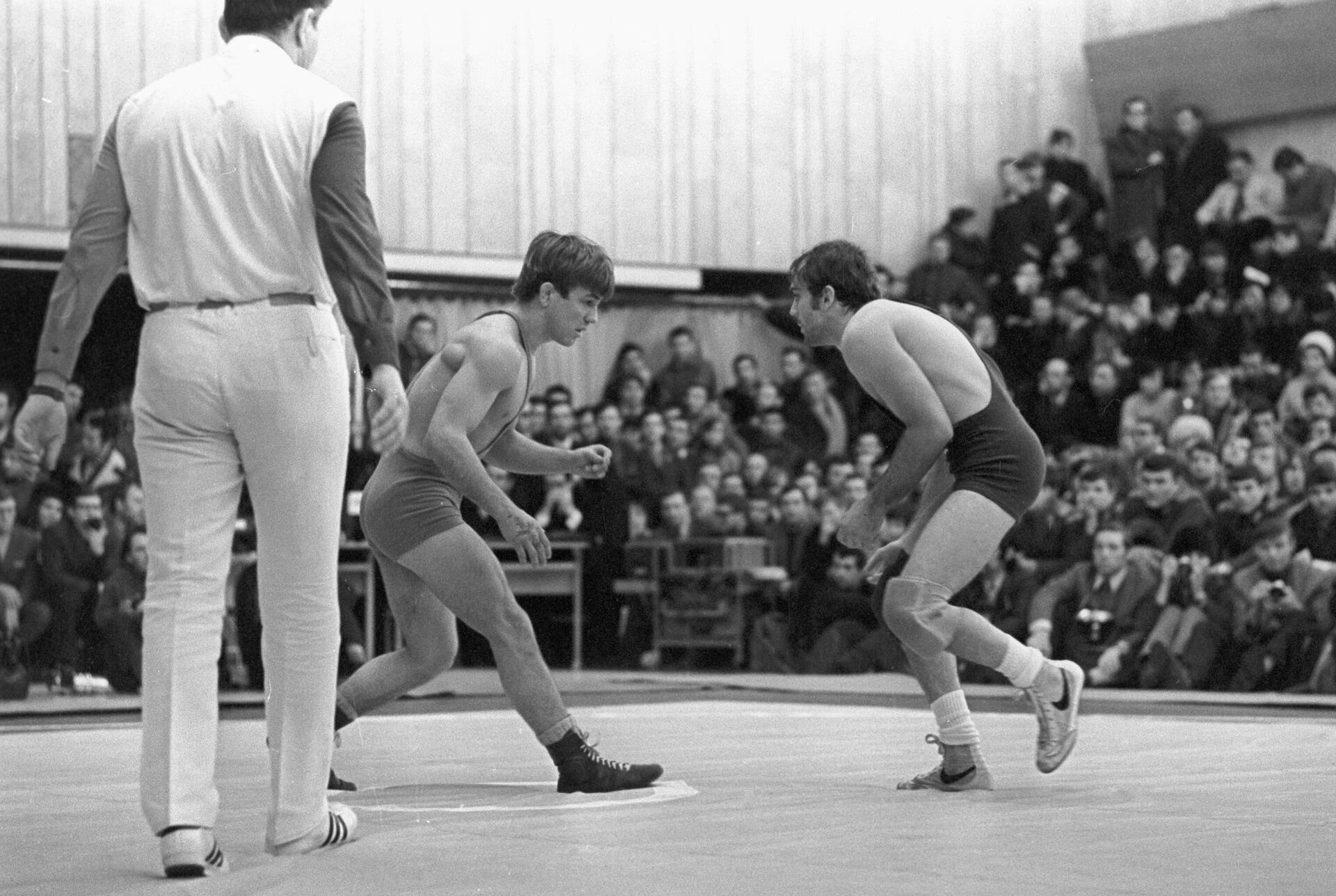 Владимир Юмин (слева) во время поединка - РИА Новости, 1920, 17.05.2025