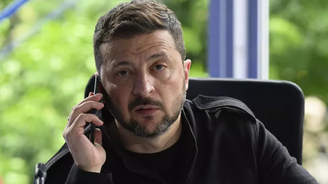 Владимир Зеленский разговаривает по телефону во время встречи на саммите Европейского политического сообщества в Тиране, Албания