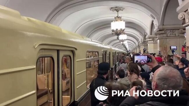 Парад поездов в честь 90-летия метро Москвы стартовал на станции Комсомольская Кольцевой линии. Кадр видео