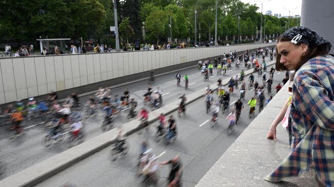 Участник Московского весеннего велофестиваля на Садовом кольце в Москве
