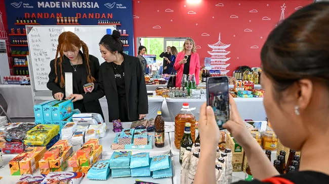 Международная ярмарка онлайн-продаж российских брендов Сделано в России в парке Зарядье в Москве
