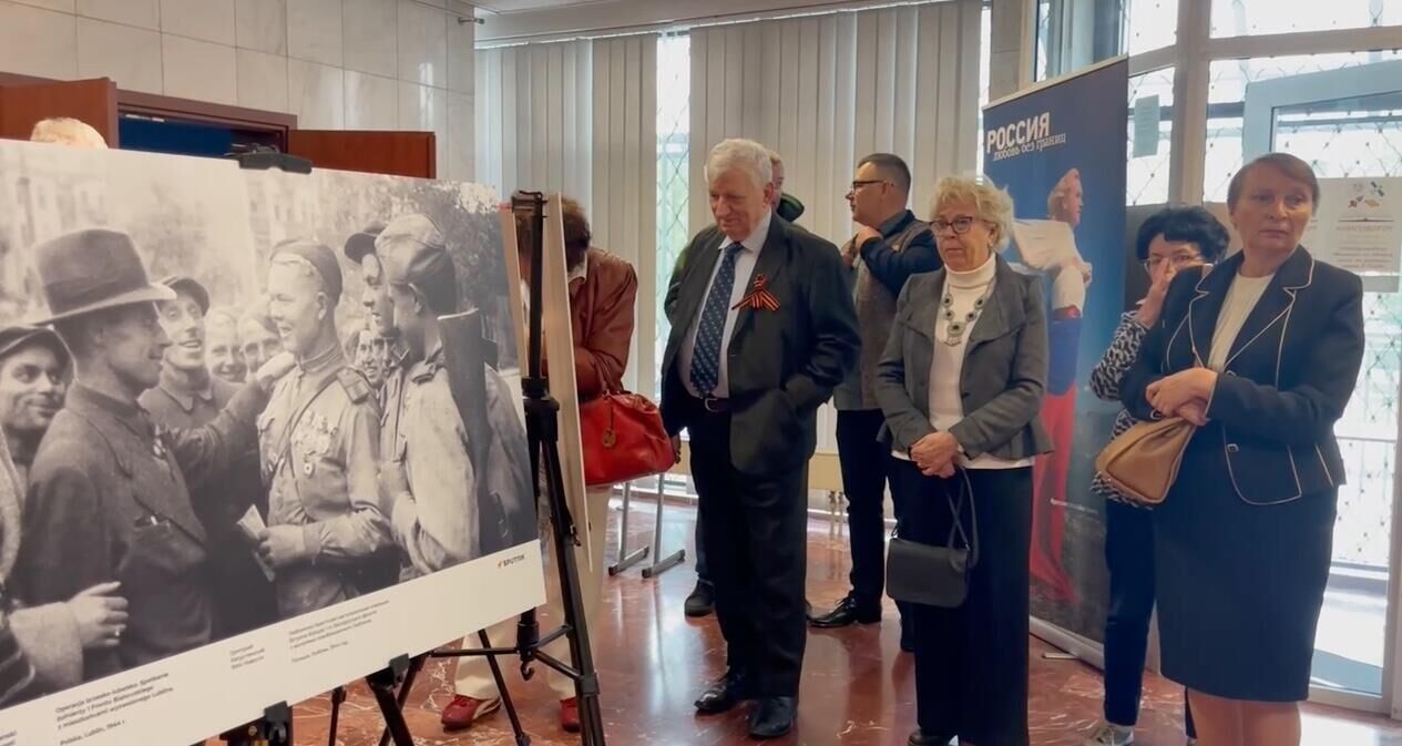 Фотовыставка Освобождение Европы открылась в Варшаве. Кадр видео Фотовыставка Освобождение Европы открылась в Варшаве. Кадр видео - РИА Новости, 1920, 17.05.2025