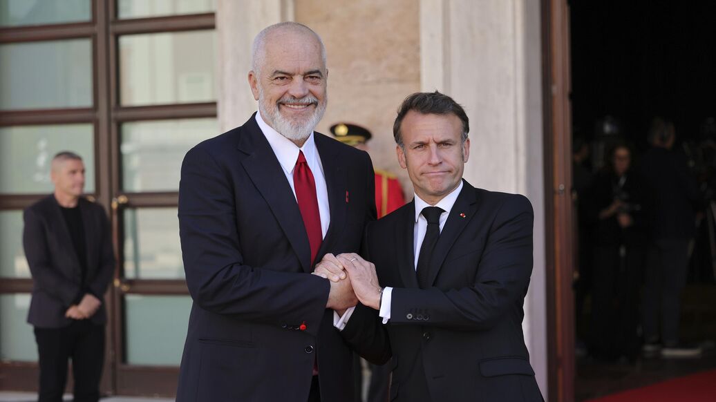 СМИ обратили внимание на новый жест Макрона в Албании