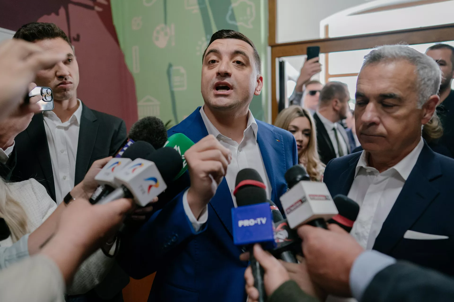 Кандидат в президенты Румынии Джеордже Симион на избирательном участке в Могошоае во время повторных президентских выборов - РИА Новости, 1920, 18.05.2025
