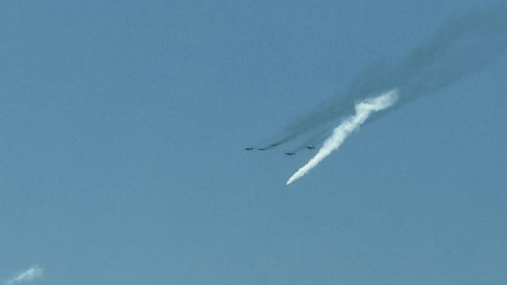 Пустой топливный бак отсоединился у самолета МиГ-29УБ пилотажной группы Стрижи в Челябинске - РИА Новости, 1920, 18.05.2025