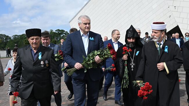 Глава Республики Крым Сергей Аксенов на церемонии возложения цветов в рамках памятных мероприятий, приуроченных ко Дню памяти жертв депортации народов Крыма