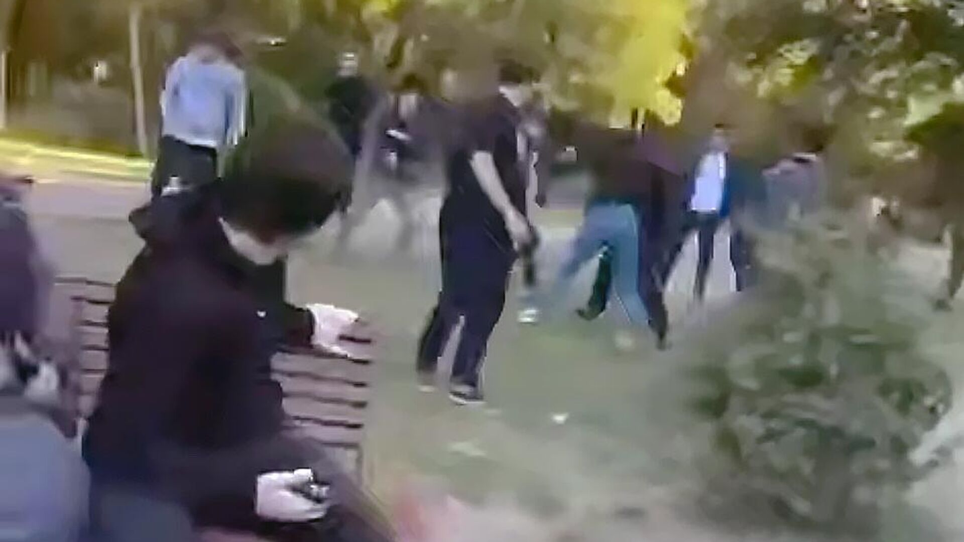 Драка подростков в Махачкале, Дагестан. Кадр видео из соцсетей Драка подростков в Махачкале, Дагестан. Кадр видео из соцсетей - РИА Новости, 1920, 18.05.2025