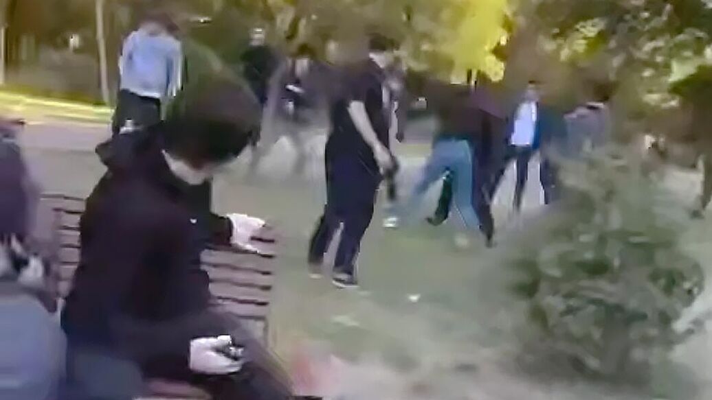 Драка подростков в Махачкале, Дагестан. Кадр видео из соцсетей
