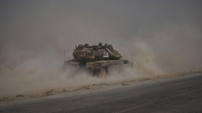 Израильский танк недалеко от границы с сектором Газа