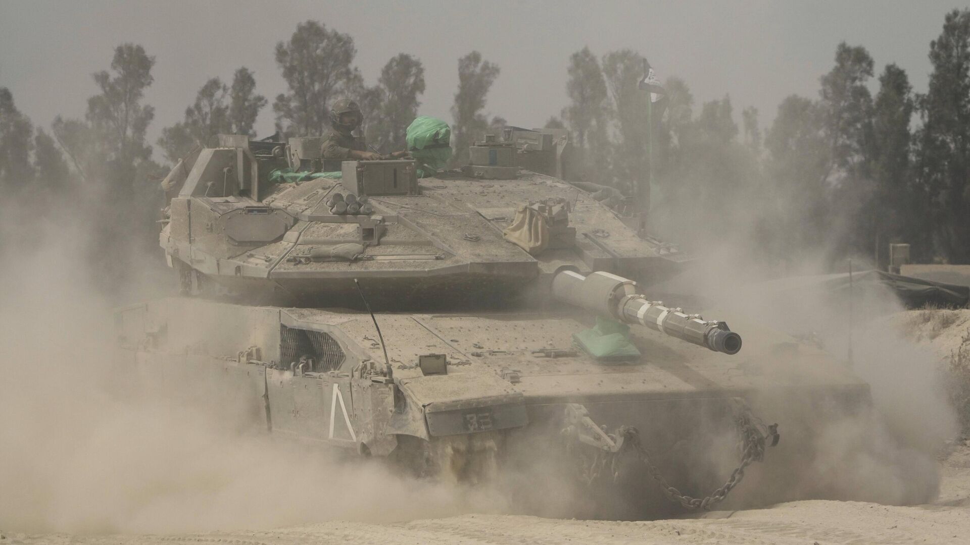 Израильский танк недалеко от границы с сектором Газа Израильский танк недалеко от границы с сектором Газа - РИА Новости, 1920, 11.06.2025