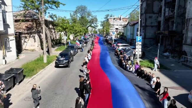Автопробег и 200-метровый флаг ДНР в преддверии Дня освобождения Мариуполя