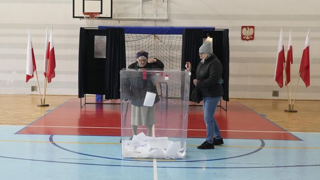 Голосование в первом туре президентских выборов на избирательном участке в Польше