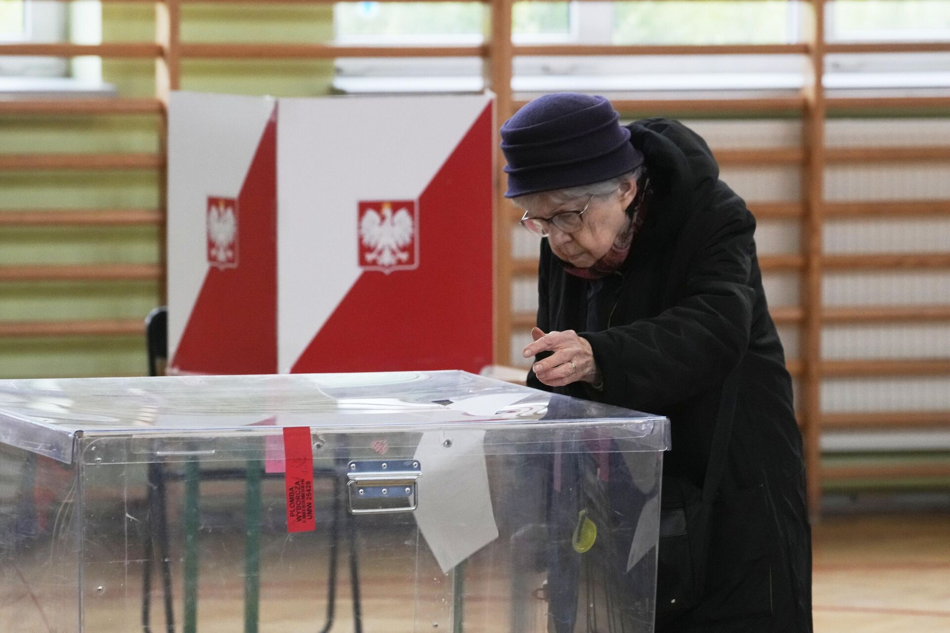 Женщина голосует в первом туре президентских выборов на избирательном участке в Варшаве, Польше - РИА Новости, 1920, 26.05.2025