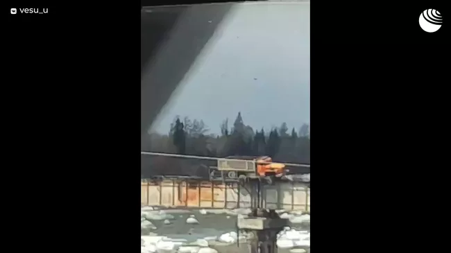 Грузовик на мосту в Бурятии