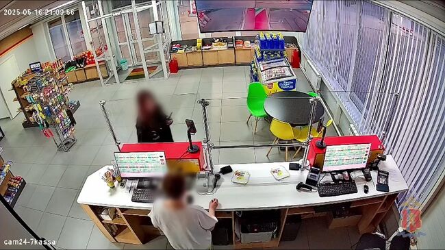 Кадры с жительницей Красноярского края, пытавшейся ограбить АЗС с помощью муляжа бомбы