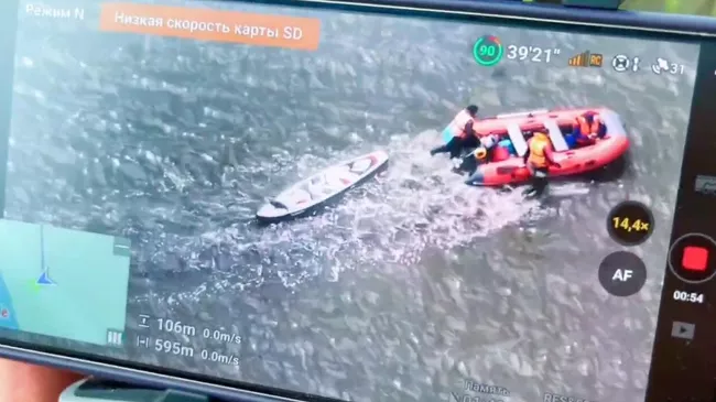 Поиск мужчины и женщины, которые пропали по время морской прогулки во Владивостоке