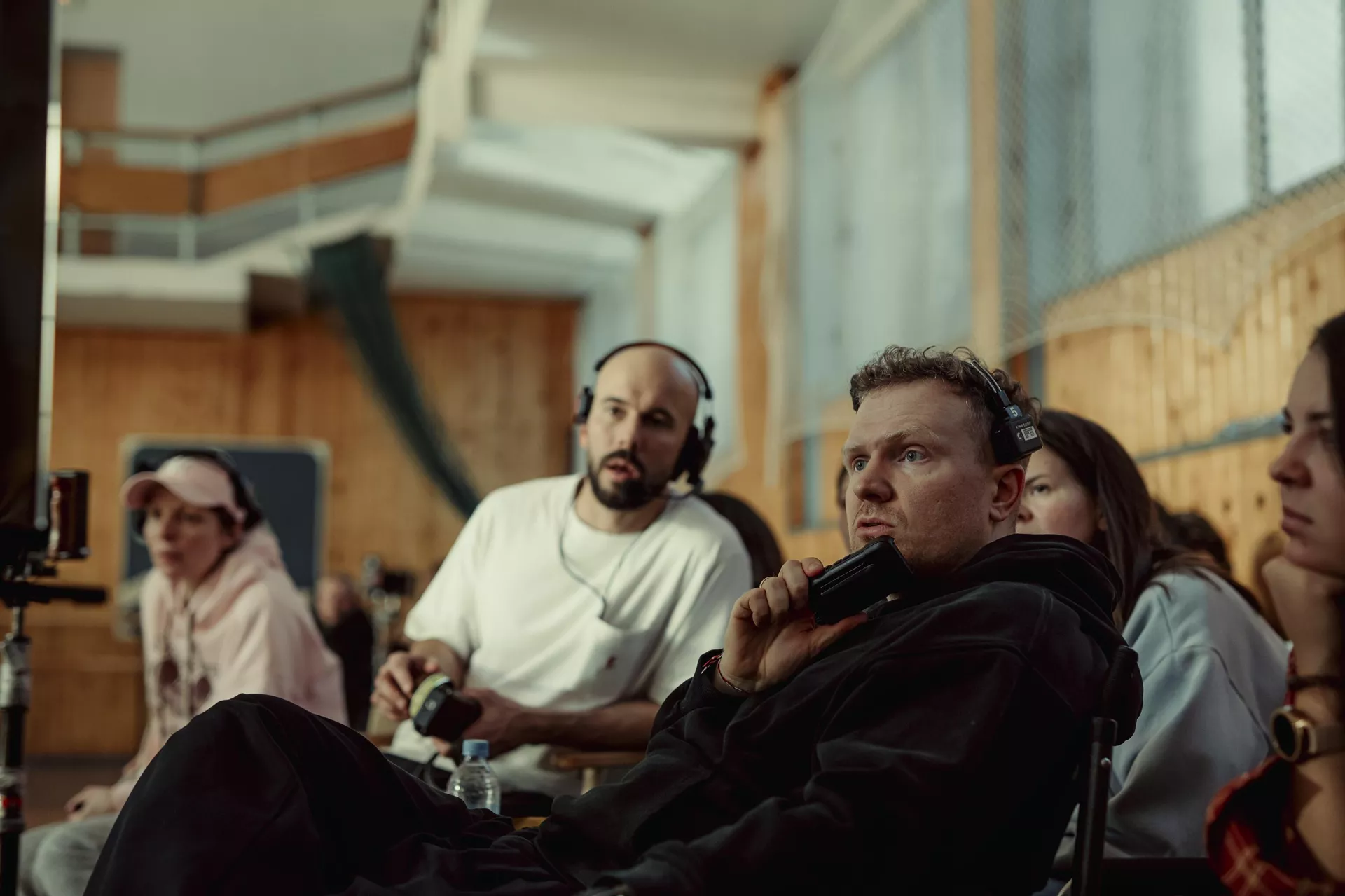 Режиссер Антон Маслов во время съемок фильма Мужу привет