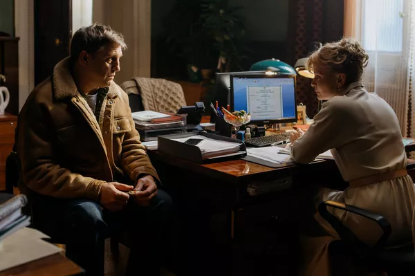 Владимир Вдовиченков и Юлия Пересильд в картине Мужу привет