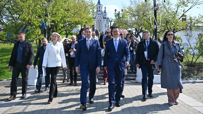 Губернатор Хабаровского края Дмитрий Демешин и генеральный консул Китая в Хабаровске Цзян Сяоян принимают участие в Российско-китайском форуме в Хабаровске. 19 мая 2025