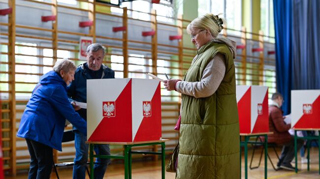 Голосование на избирательном участке во время президентских выборов в Варшаве. 18 мая 2025