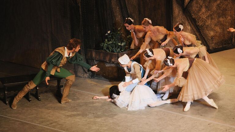 Сцена из балета Жизель в постановке Юрия Григоровича Сцена из балета Жизель в постановке Юрия Григоровича