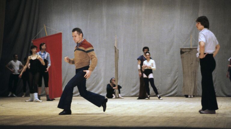 Народный артист СССР, лауреат Ленинской и Государственной премий СССР, профессор, главный балетмейстер Государственного академического Большого театра Юрий Григорович на репетиции балета Д.Шостаковича Золотой век. Народный артист СССР, лауреат Ленинской и Государственной премий СССР, профессор, главный балетмейстер Государственного академического Большого театра Юрий Григорович на репетиции балета Д.Шостаковича Золотой век.