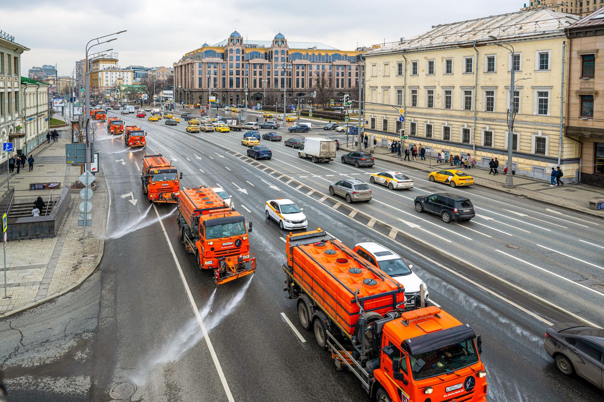 Промывка дороги на Новинском бульваре в Москве Промывка дороги на Новинском бульваре в Москве