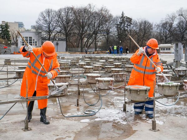 Промывка фонтана в Парке Горького Промывка фонтана в Парке Горького