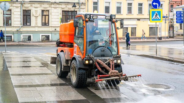 Промывка тротуара в Москве
