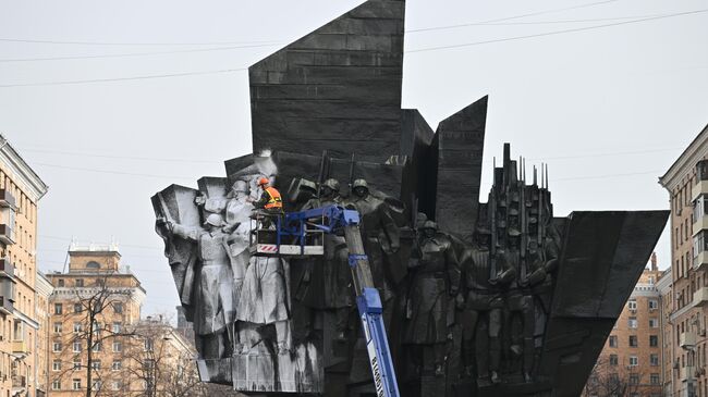 Промывка памятника и фонтана в Москве после зимы Промывка памятника и фонтана в Москве после зимы