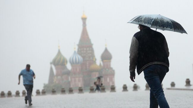 Прохожие на Красной площади в Москве
