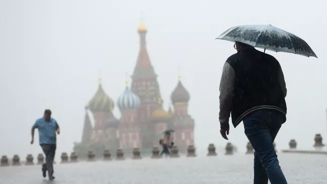 Прохожие на Красной площади в Москве