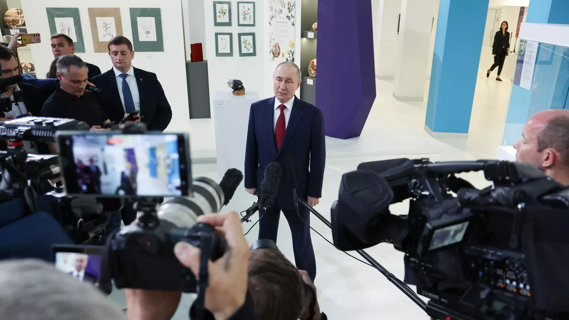 Президент РФ Владимир Путин выступает перед журналистами в образовательном центре Сириус после телефонного разговора с президентом США Дональдом Трампом. 19 мая 2025 - РИА Новости, 1920, 19.05.2025