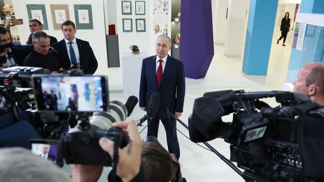 Президент РФ Владимир Путин выступает перед журналистами в образовательном центре Сириус после телефонного разговора с президентом США Дональдом Трампом. 19 мая 2025