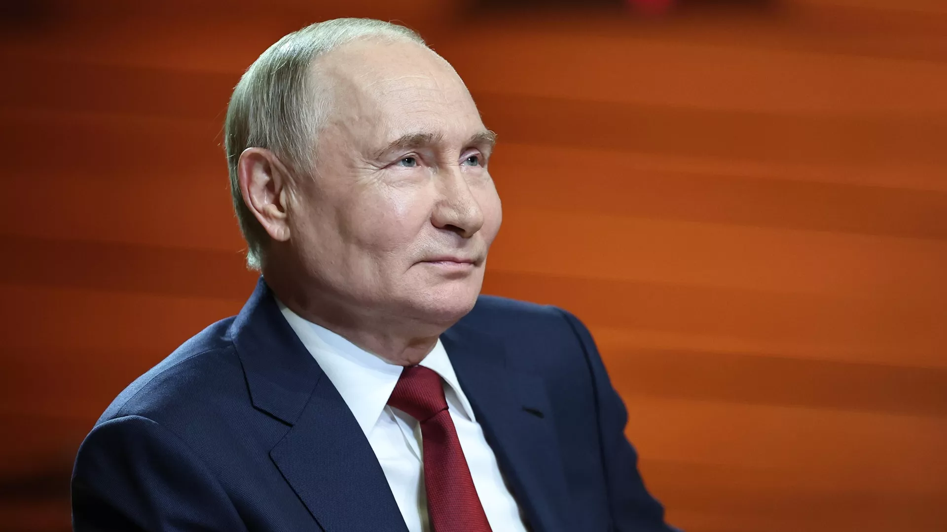Президент РФ Владимир Путин на встрече с учащимися и педагогами в концертном зале новой Средней специальной музыкальной школы Сириус. 19 мая 2025 - РИА Новости, 1920, 19.05.2025