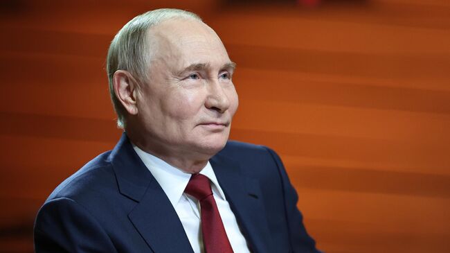 Президент РФ Владимир Путин на встрече с учащимися и педагогами в концертном зале новой Средней специальной музыкальной школы Сириус. 19 мая 2025