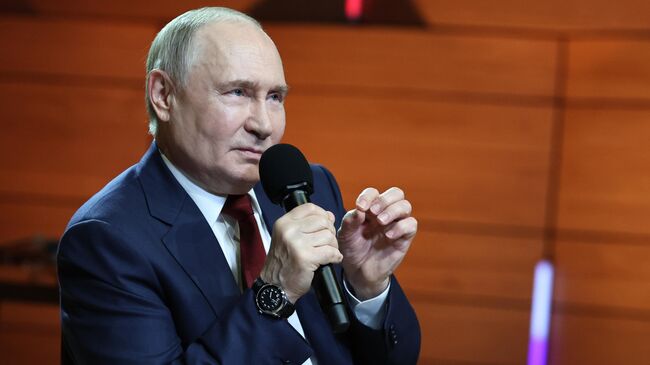 Президент РФ Владимир Путин на встрече с учащимися и педагогами в концертном зале новой Средней специальной музыкальной школы Сириус. 19 мая 2025