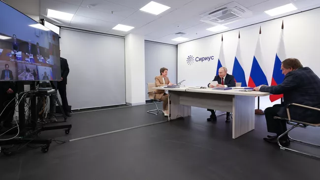 Президент РФ Владимир Путин проводит заседание попечительского совета фонда Талант и успех в образовательном центре Сириус. 19 мая 2025