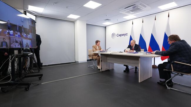 Президент РФ Владимир Путин проводит заседание попечительского совета фонда Талант и успех в образовательном центре Сириус. 19 мая 2025