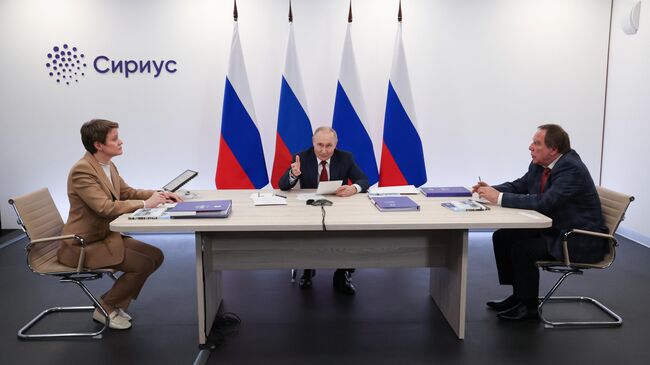 Президент РФ Владимир Путин проводит заседание попечительского совета фонда Талант и успех в образовательном центре Сириус. 19 мая 2025