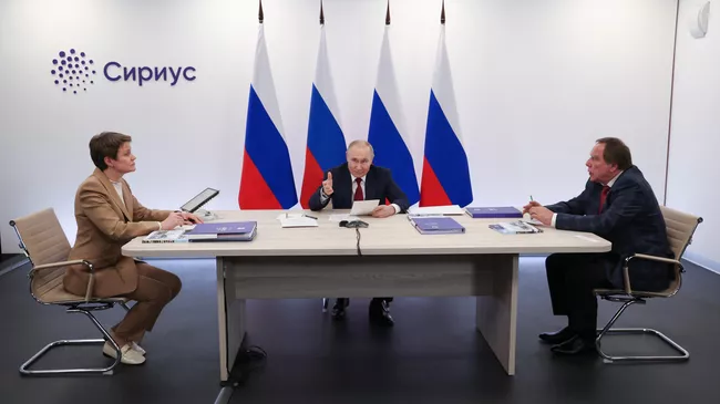 Президент РФ Владимир Путин проводит заседание попечительского совета фонда Талант и успех в образовательном центре Сириус. 19 мая 2025