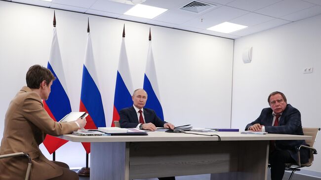 Президент РФ Владимир Путин проводит заседание попечительского совета фонда Талант и успех в образовательном центре Сириус. 19 мая 2025