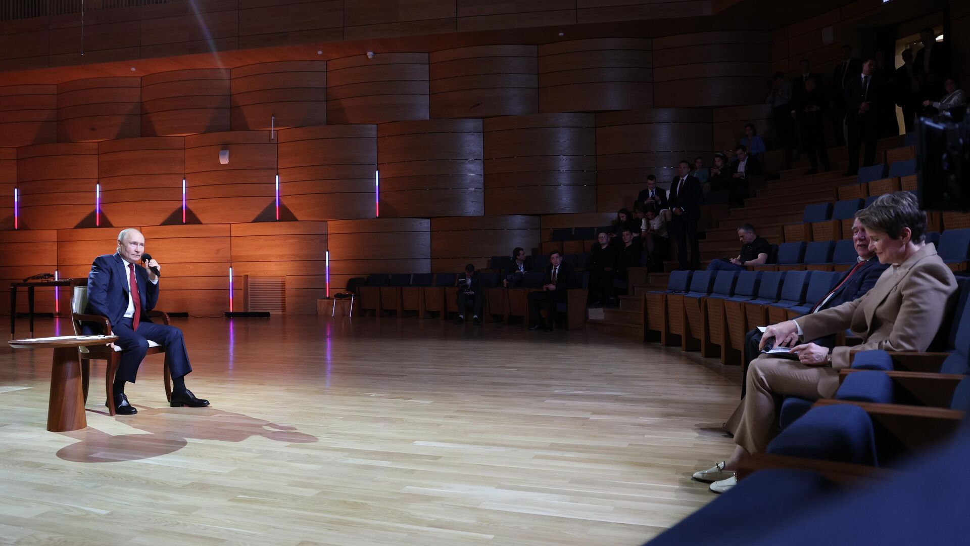  Президент РФ Владимир Путин на встрече с учащимися и педагогами в концертном зале новой Средней специальной музыкальной школы Сириус. 19 мая 2025 - РИА Новости, 1920, 19.05.2025